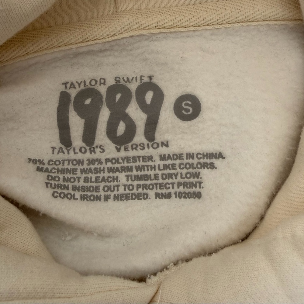 Taylor Swift (Taylor’s Version) 1989 Style Hoodie Size S sold out online! - Picture 3 of 4